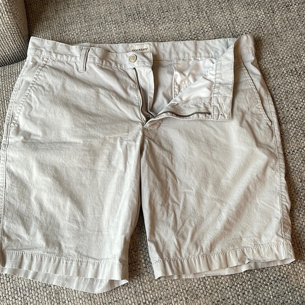(34) Dockers Khaki Shorts - Above Knee Fit